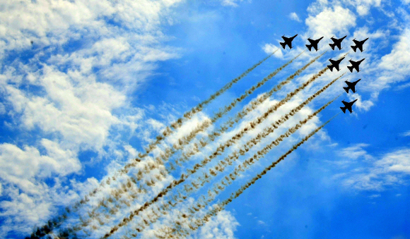 28일 블랙이글스가 잠실상공을 비행하며 훈련을 하고 있다. 사진은 서울스카이에서 바라본 블랙이글스의 모습. 2019.8.28. 박지환 기자 popocar@seoul.co.kr
