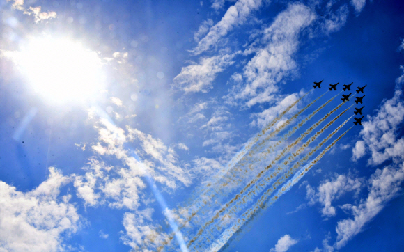 28일 블랙이글스가 잠실상공을 비행하며 훈련을 하고 있다. 사진은 서울스카이에서 바라본 블랙이글스의 모습. 2019.8.28. 박지환 기자 popocar@seoul.co.kr