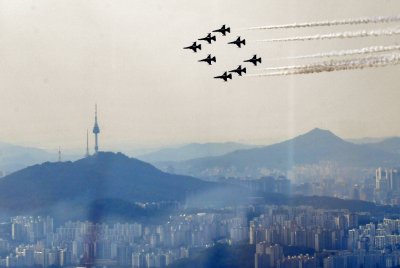 28일 블랙이글스가 잠실상공을 비행하며 훈련을 하고 있다. 사진은 서울스카이에서 바라본 블랙이글스의 모습. 2019.8.28. 박지환 기자 popocar@seoul.co.kr