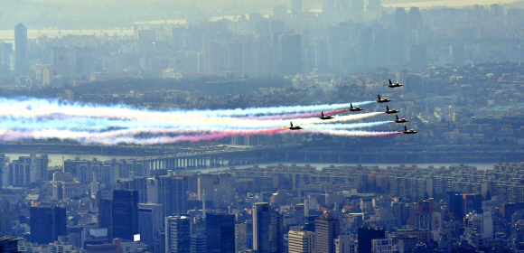 28일 블랙이글스가 잠실상공을 비행하며 훈련을 하고 있다. 사진은 서울스카이에서 바라본 블랙이글스의 모습. 2019.8.28. 박지환 기자 popocar@seoul.co.kr
