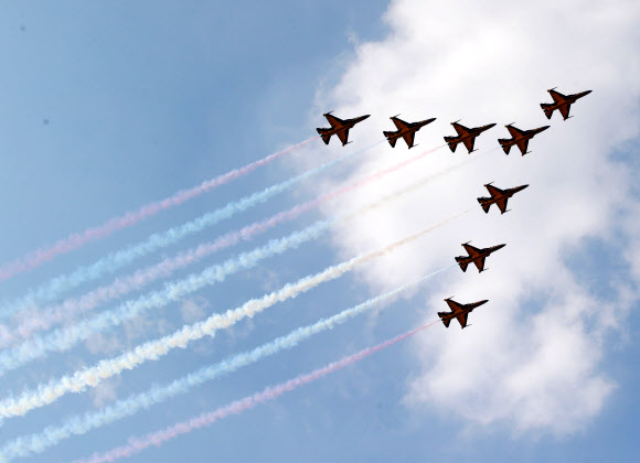 ‘놀라지 마세요. 연습비행입니다’