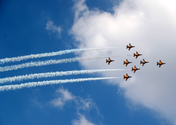 ‘놀라지 마세요. 연습비행입니다’