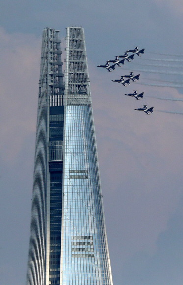 28일 블랙이글스가 잠실상공을 비행하며 훈련을 하고 있다. 사진은 서울스카이에서 바라본 블랙이글스의 모습. 2019.8.28  박지환 기자 popocar@seoul.co.kr