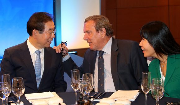 박원순 서울시장(왼쪽)이 28일 오후 서울 중구 소공동 롯데호텔에서 열린 DMZ 평화경제 국제포럼 환영 만찬에서 게르하르트 슈뢰더 전 독일 총리(가운데), 김소연 씨 부부와 이야기를 나누고 있다. 2019.8.28  연합뉴스