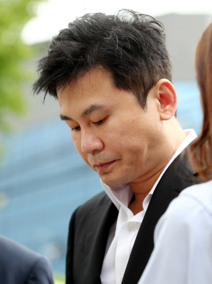 고개 숙인 양현석