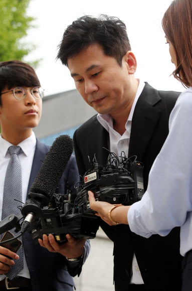 취재진에게 목례하는 양현석