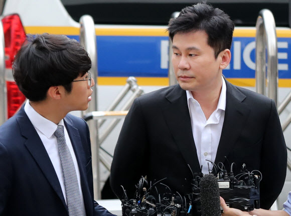 취재진 질문 듣는 양현석