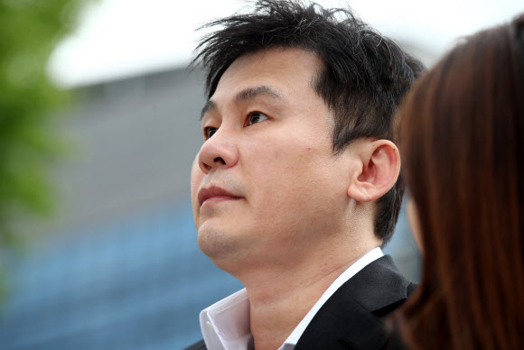 굳은 표정의 양현석