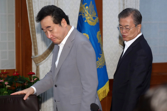 문재인 대통령이 29일 청와대에서 열린 국무회의에서 국민의례를 한 뒤 자리에 앉고 있다. 왼쪽은 이낙연 국무총리. 2019. 08.29. 도준석 기자pado@seoul.co.kr