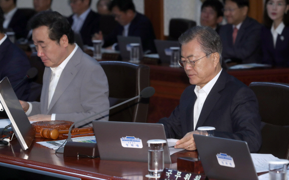 문재인 대통령이 29일 청와대에서 열린 국무회의에서 발언한 뒤 자료를 정리하고 있다. 2019. 08.29. 도준석 기자pado@seoul.co.kr