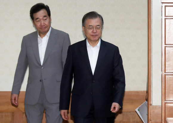 문재인 대통령이 29일 청와대에서 열린 국무회의에 이낙연 국무총리와 참석하고 있다. 2019. 08.29. 도준석 기자pado@seoul.co.kr