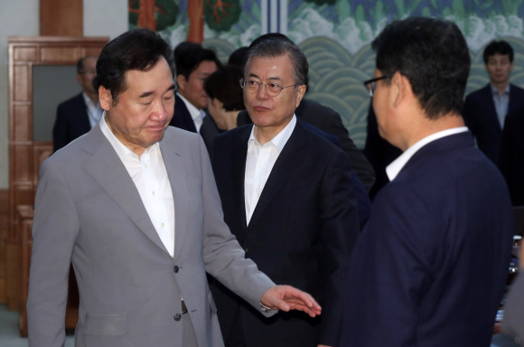 문재인 대통령이 29일 청와대에서 열린 국무회의에 이낙연 국무총리와 참석하고 있다. 2019. 08.29. 도준석 기자pado@seoul.co.kr