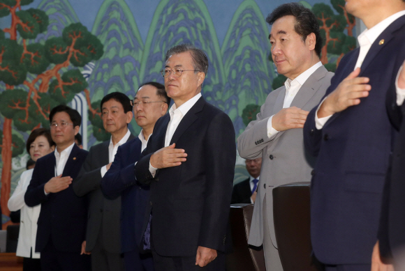 문재인 대통령이 29일 청와대에서 열린 국무회의에서 국민의례를 하고 있다. 왼쪽부터 진선미 여성부, 성윤모 산자부, 진영 행안부 장관 홍남기 경제부총리, 문 대통령, 이낙연 국무총리. 2019. 08.29. 도준석 기자pado@seoul.co.kr