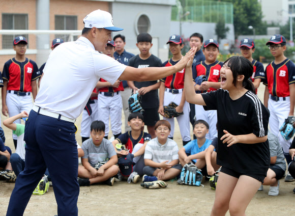야구 전설과 즐거운 하이파이브!
