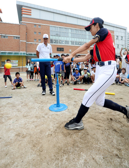 타격자세 알려주는 이승엽