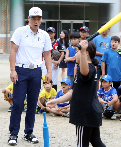 타격자세 알려주는 이승엽