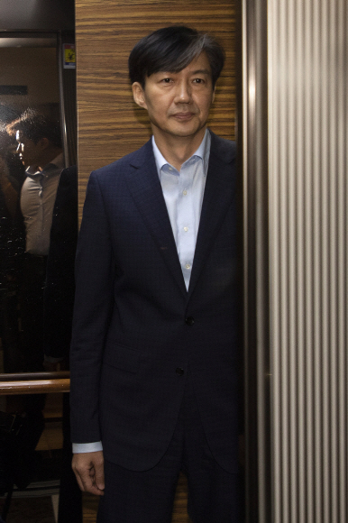 조국 법무부 장관 후보자가 29일 오전 서울 종로구 적선현대빌딩 인사청문회 준비사무실로 출근하기 위해 엘리베이터를 타고 있다. 2019. 08.29. 박윤슬 기자 seul@seoul.co.kr