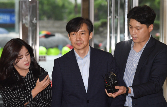 조국 법무부 장관 후보자가 29일 서울 종로구 적선현대빌딩에 마련된 인사청문회 사무실로 출근하고 있다.2019. 8. 29. 박윤슬 기자 seul@seoul.co.kr