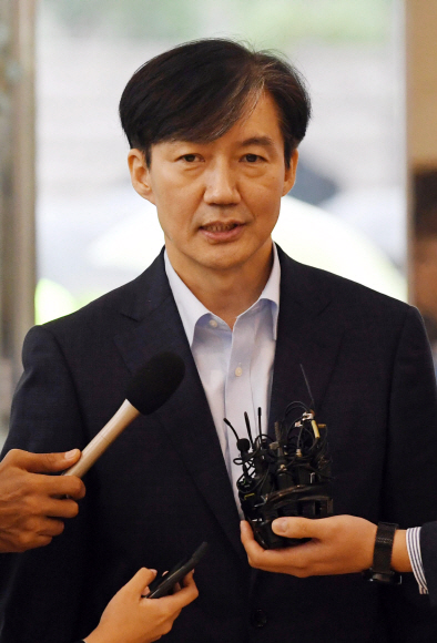 조국 법무부 장관 후보자가 29일 서울 종로구 적선현대빌딩에 마련된 인사청문회 사무실로 출근하고 있다.2019. 8. 29. 박윤슬 기자 seul@seoul.co.kr