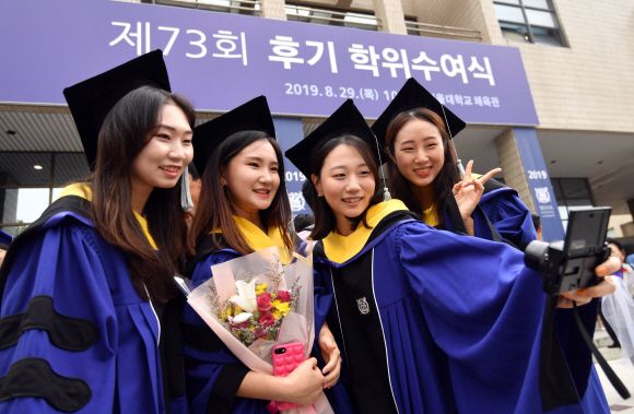 29일 서울 관악구 서울대학교에서 열린 졸업식에서 학생들이 셀카를 찍고 있다. 2019.8.29 박지환기자 popocar@seoul.co.kr