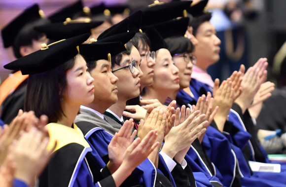 29일 서울 관악구 서울대학교에서 열린 졸업식에서 오세정 서울대학교 총장이 축사를 마치자 학생들이 박수를 치고 있다. 2019.8.29 박지환기자 popocar@seoul.co.kr