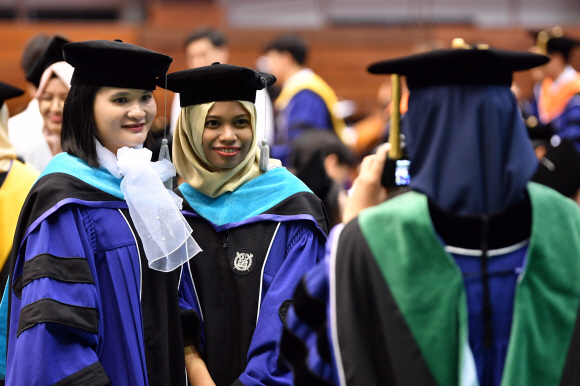 29일 서울 관악구 서울대학교에서 열린 졸업식에서 학생들이 사진을 찍고 있다. 2019.8.29 박지환기자 popocar@seoul.co.kr