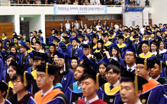 29일 서울 관악구 서울대학교에서 열린 졸업식에서 학생들이 국기에 대한 경례를 하고 있다. 2019.8.29 박지환 기자 popocar@seoul.co.kr