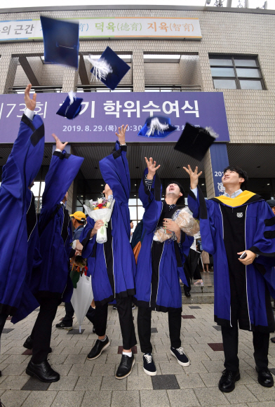 29일 서울 관악구 서울대학교에서 열린 졸업식에서 학생들이 학사모를 하늘높이 던지고 있다.   2019.8.29 박지환기자 popocar@seoul.co.kr