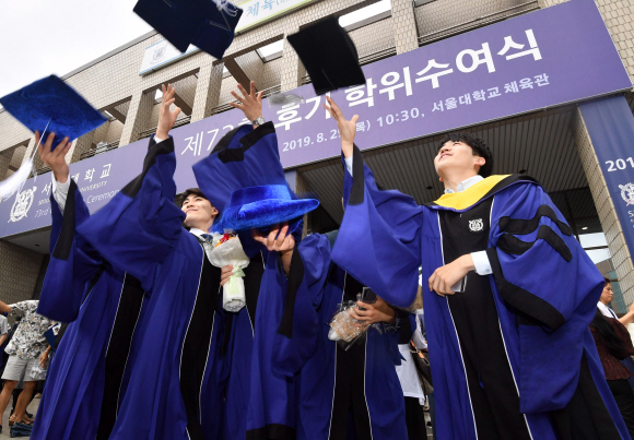 29일 서울 관악구 서울대학교에서 열린 졸업식에서 학생들이 학사모를 하늘높이 던지고 있다. 2019.8.29 박지환기자 popocar@seoul.co.kr