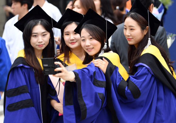 29일 서울 관악구 서울대학교에서 열린 졸업식에서 학생들이 셀카를 찍고 있다. 2019.8.29 박지환기자 popocar@seoul.co.kr