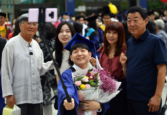 29일 서울 관악구 서울대학교에서 열린 졸업식에서 학생들이 셀카를 찍고 있다. 2019.8.29 박지환 기자 popocar@seoul.co.kr