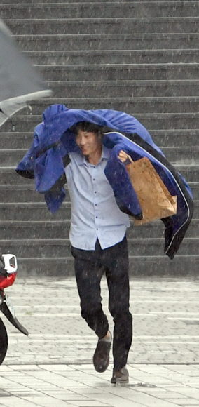 29일 서울 관악구 서울대학교에서 학생들이 비를 피하고 있다. 2019.8.29 박지환 기자 popocar@seoul.co.kr