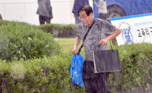 29일 서울 관악구 서울대학교에서 학생들이 비를 피하고 있다. 2019.8.29 박지환기자 popocar@seoul.co.kr