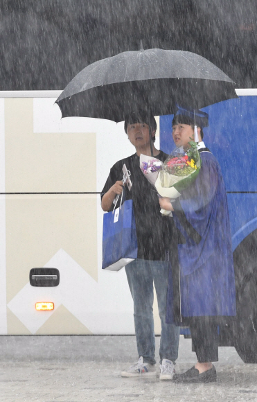 29일 서울 관악구 서울대학교에서 학생들이 비를 피하고 있다. 2019.8.29 박지환 기자 popocar@seoul.co.kr