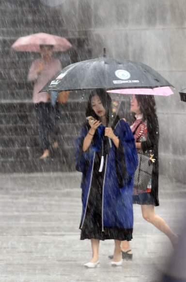 29일 서울 관악구 서울대학교에서 학생들이 비를 피하고 있다. 2019.8.29 박지환기자 popocar@seoul.co.kr