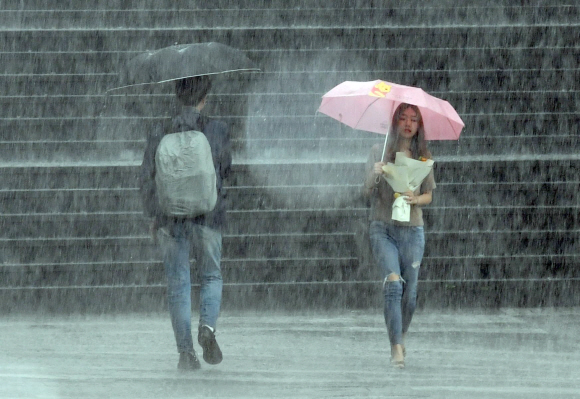 29일 서울 관악구 서울대학교에서 학생들이 비를 피하고 있다. 2019.8.29 박지환 기자 popocar@seoul.co.kr