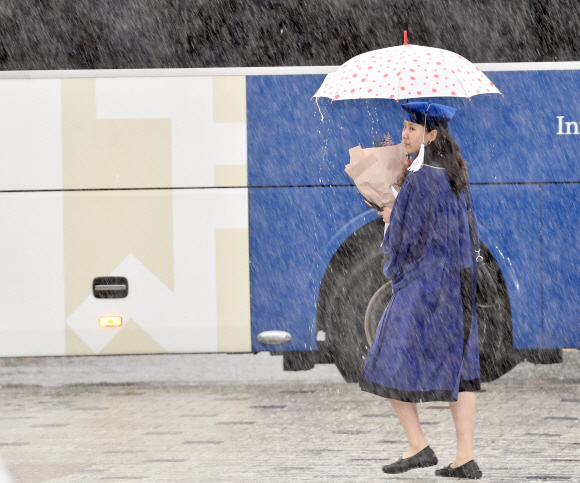 29일 서울 관악구 서울대학교에서 학생들이 비를 피하고 있다. 2019.8.29 박지환 기자 popocar@seoul.co.kr