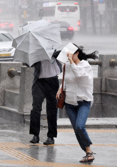 가을을 재촉하는 집중호우가 내린 29일 오전 서울 중구 세종대로를 지나는 사람들이 비를 피해 달리고 있다. 2019.8.29. 도준석 기자 pado@seoul.co.kr