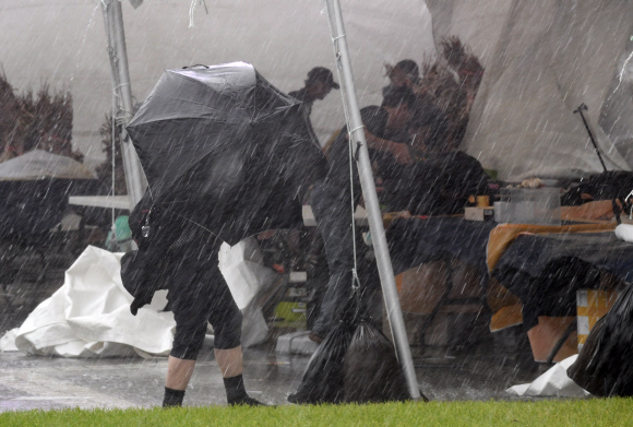 가을을 재촉하는 집중호우가 내린 29일 오전 서울 중구 세종대로를 지나는 사람들이 가방으로 비를 피하고 있다. 2019.8.29. 도준석 기자 pado@seoul.co.kr
