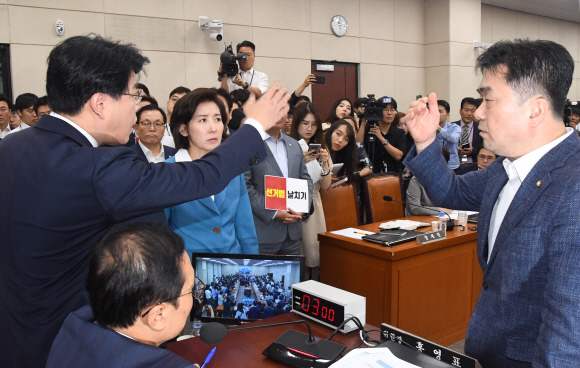 29일 오전 서울 여의도 국회에서 열린 국회 정치개혁특별위원회 전체회의에서 김종민 더불어민주당간사(오른쪽)와 장제원 자유한국장간사가 다투고 있다. 2019.8.29. 김명국 선임기자 daunso@seoul.co.kr
