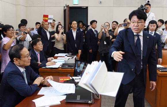 29일 오전 준연동형 비례대표제 도입을 골자로 공직선거법 개정안을 심의하는 국회 정치개혁특별위원회 전체회의에서 자유한국당 소속 장제원 간사가 국회법 해설책을 들고 항의중 놓치고 있다. 2019.8.29. 김명국 선임기자 daunso@seoul.co.kr