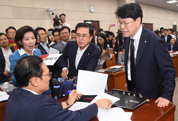 29일 오전 서울 여의도 국회에서 열린 국회 정치개혁특별위원회 전체회의에서 자유한국당 의원들이 공직선거볍 개정안 통과에 대하여 홍영표 위원장에게 항의를 하고 있다. 2019.8.29.김명국 선임기자 daunso@seoul.co.kr