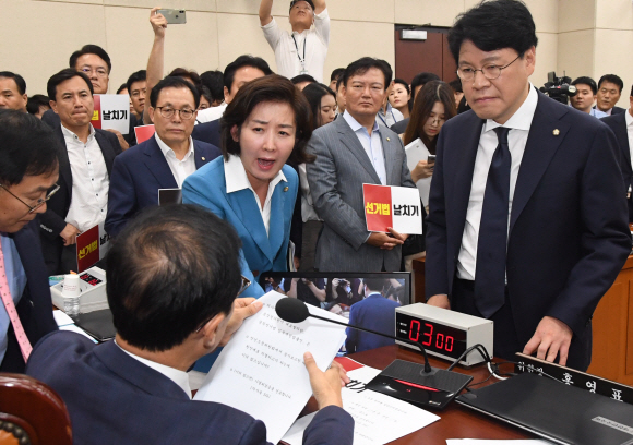 29일 오전 서울 여의도 국회에서 열린 국회 정치개혁특별위원회 전체회의에서 자유한국당 의원들이 공직선거볍 개정안 통과에 대하여 홍영표 위원장에게 항의를 하고 있다. 2019.8.29.김명국 선임기자 daunso@seoul.co.kr