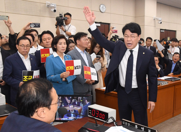 29일 오전 서울 여의도 국회에서 열린 국회 정치개혁특별위원회 전체회의에서 자유한국당 의원들이 공직선거볍 개정안 통과에 대하여 홍영표 위원장에게 항의를 하고 있다. 2019.8.29.김명국 선임기자 daunso@seoul.co.kr