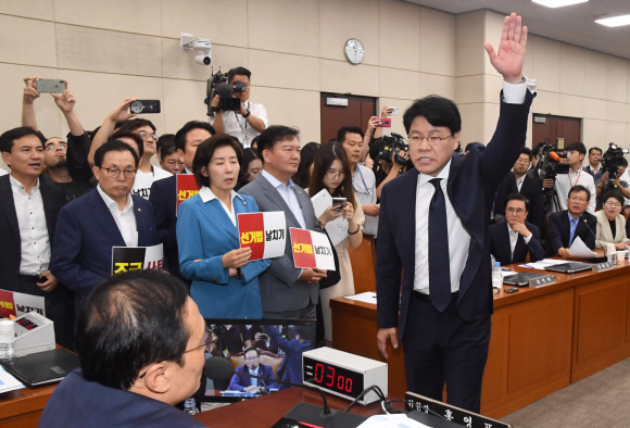 29일 오전 서울 여의도 국회에서 열린 국회 정치개혁특별위원회 전체회의에서 자유한국당 의원들이 공직선거볍 개정안 통과에 대하여 홍영표 위원장에게 항의를 하고 있다. 2019.8.29.김명국 선임기자 daunso@seoul.co.kr