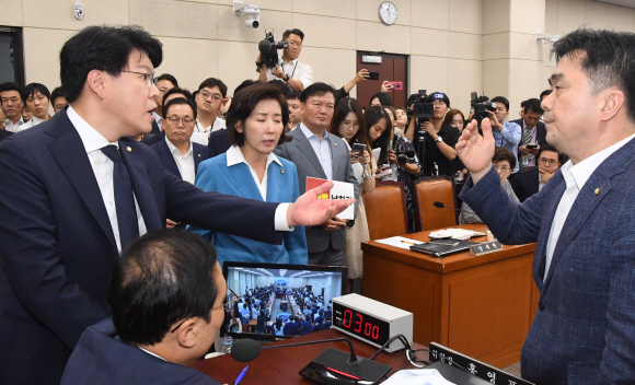 29일 오전 서울 여의도 국회에서 열린 국회 정치개혁특별위원회 전체회의에서 김종민 더불어민주당간사(오른쪽)와 장제원 자유한국장간사가 다투고 있다. 2019.8.29.김명국 선임기자 daunso@seoul.co.kr