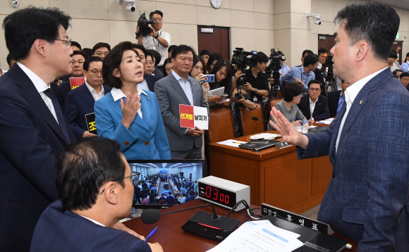 29일 오전 서울 여의도 국회에서 열린 국회 정치개혁특별위원회 전체회의에서 김종민 더불어민주당간사(오른쪽)와 장제원 자유한국장간사가 다투고 있다. 2019.8.29.김명국 선임기자 daunso@seoul.co.kr