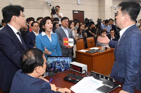 29일 오전 서울 여의도 국회에서 열린 국회 정치개혁특별위원회 전체회의에서 김종민 더불어민주당간사(오른쪽)와 장제원 자유한국장간사가 다투고 있다. 2019.8.29.김명국 선임기자 daunso@seoul.co.kr