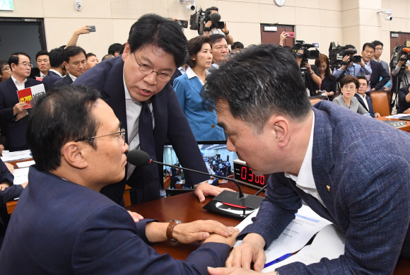 29일 오전 서울 여의도 국회에서 열린 국회 정치개혁특별위원회 전체회의에서 김종민 더불어민주당간사(오른쪽)와 장제원 자유한국장간사가 다투고 있다. 2019.8.29.김명국 선임기자 daunso@seoul.co.kr
