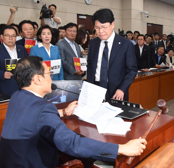 29일 오전 서울 여의도 국회에서 열린 국회 정치개혁특별위원회 전체회의에서 홍영표 위원장이 선거법 개정 가결 선포을 알리는 의사봉을 두드리고 있다. 2019.8.29.김명국 선임기자 daunso@seoul.co.kr